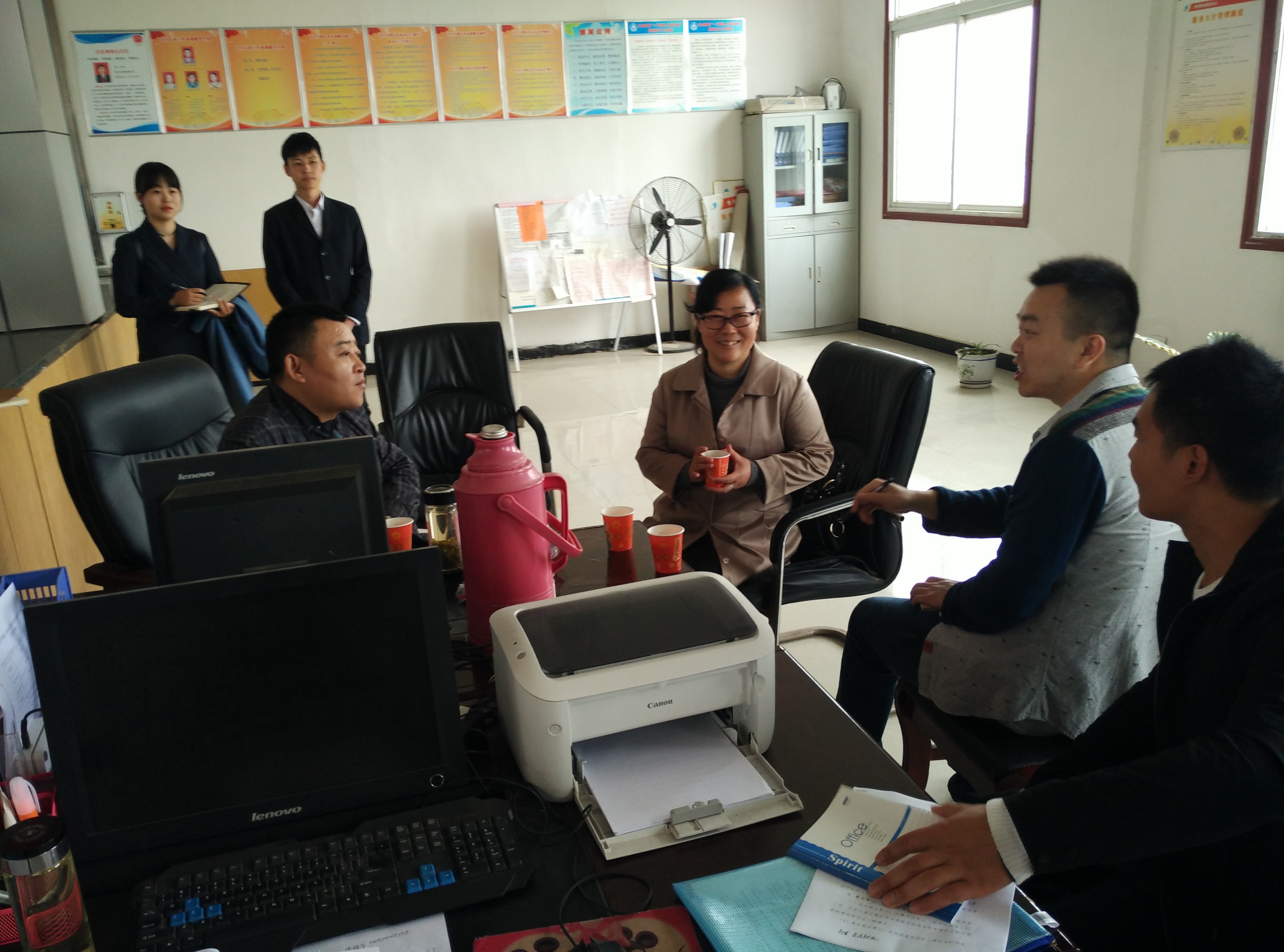 旅游公司党总支高静书记与周铺村干部亲切交谈